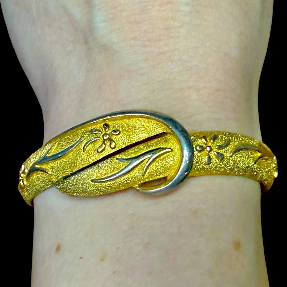 Vintage Trifari bracelet hinged bangle gold tone with flower detail